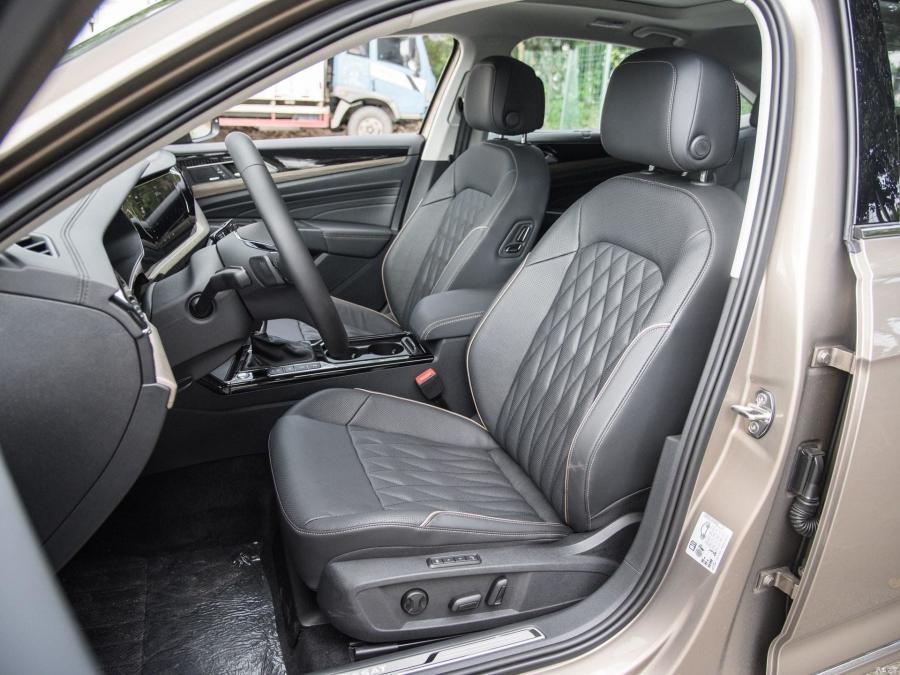 Интерьер Volkswagen Passat L 2018 года  (CN) (фото 17 из 24)